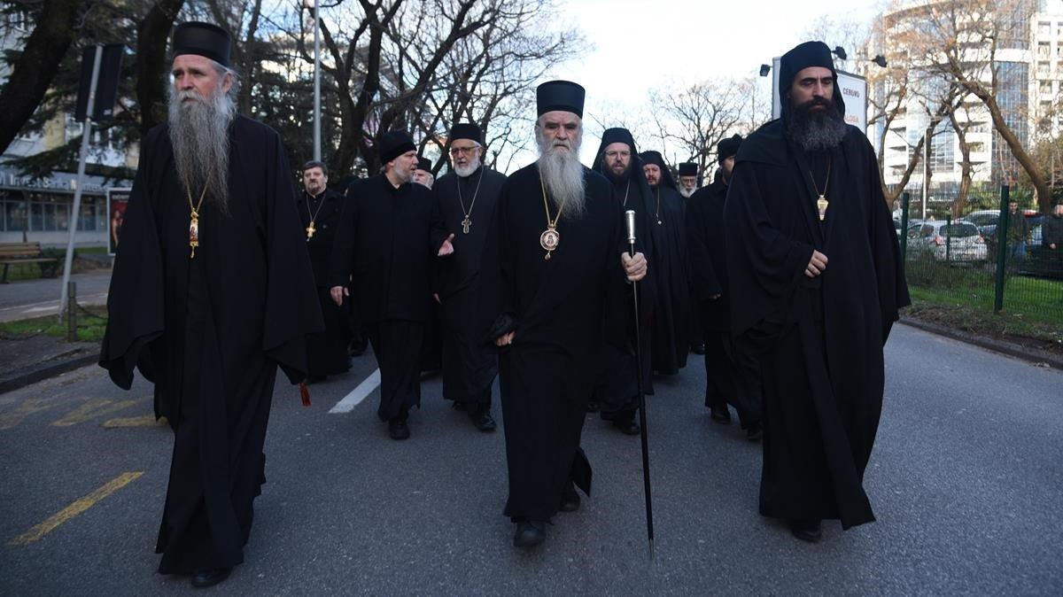 Centenars de popes protesten contra una polèmica llei religiosa a Montenegro