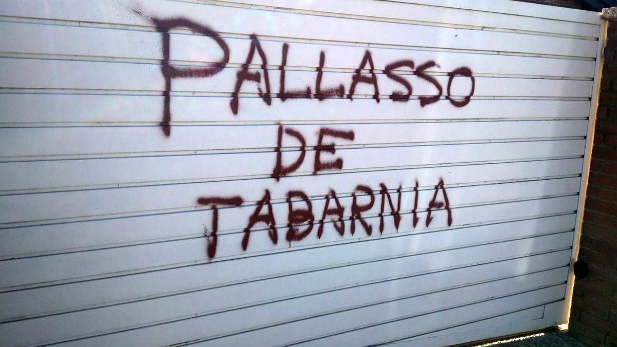 Pintada en la puerta de acceso a la vivienda del periodista Tomás Guasch. Pintada en la puerta de acceso a la vivienda del periodista Tomás Guasch.