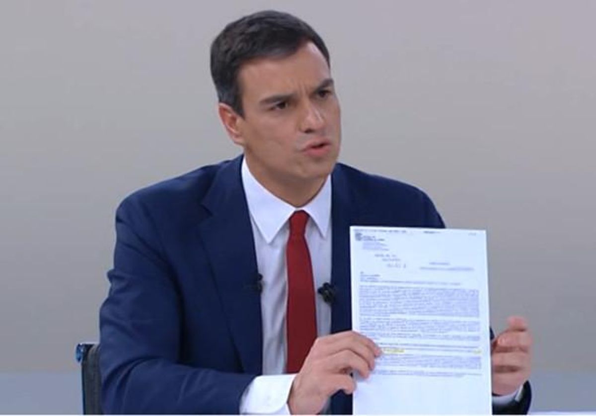 Pedro Sánchez, durante el ’cara a cara’, mostrando la carta que la Junta de Castilla y León envío a Carmen Albillo. Pedro Sánchez, durante el ’cara a cara’, mostrando la carta que la Junta de Castilla y León envío a Carmen Albillo.