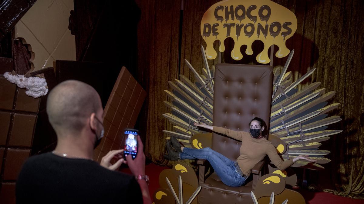 Una pareja se hace fotos en el Choco de Tronos de The Chocolate Factory. 