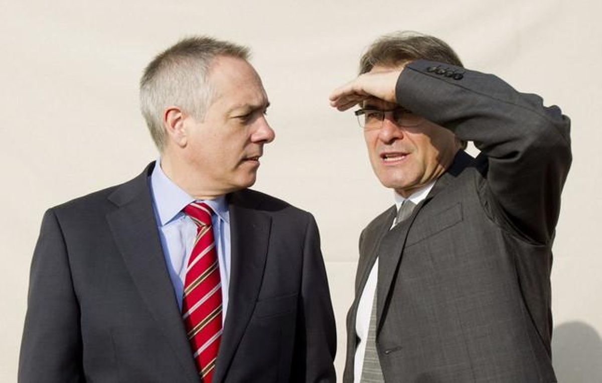 Pere Navarro observa a Artur Mas, el 24 de noviembre, durante un posado conjunto de candidatos. Pere Navarro observa a Artur Mas, el 24 de noviembre, durante un posado conjunto de candidatos.