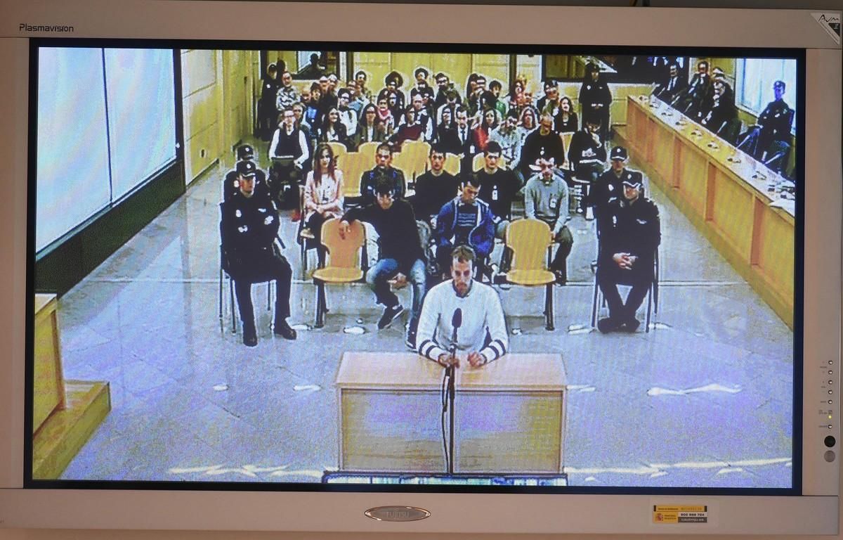 GRAF4817 SAN FERNANDO DE HENARES C A DE MADRID 16 04 2018 - Monitor de la sala de prensa de la Audiencia Nacional de San Fernando de Henares que retransmite el juicio a los ocho acusados de agredir a dos guardias civiles y sus parejas en octubre de 2016 en la localidad navarra de Alsasua unos hechos calificados de terrorismo por los que se enfrentan a una peticion fiscal de entre 12 y 62 anos de prision EFE Fernando Villar GRAF4817 SAN FERNANDO DE HENARES C A DE MADRID 16 04 2018 - Monitor de la sala de prensa de la Audiencia Nacional de San Fernando de Henares que retransmite el juicio a los ocho acusados de agredir a dos guardias civiles y sus parejas en octubre de 2016 en la localidad navarra de Alsasua unos hechos calificados de terrorismo por los que se enfrentan a una peticion fiscal de entre 12 y 62 anos de prision EFE Fernando Villar