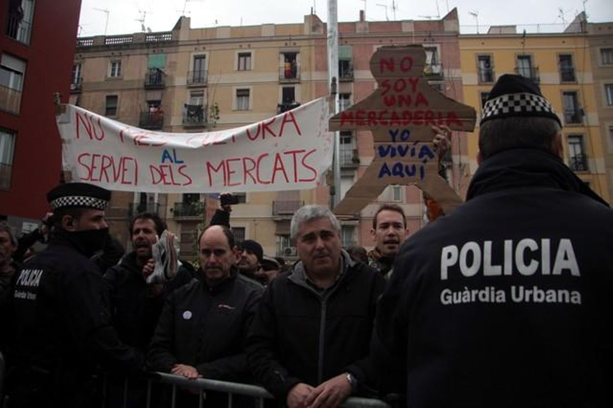 Protesta de vecinos del Raval y de trabajadores de TMB contra el alcalde Trias. Protesta de vecinos del Raval y de trabajadores de TMB contra el alcalde Trias.