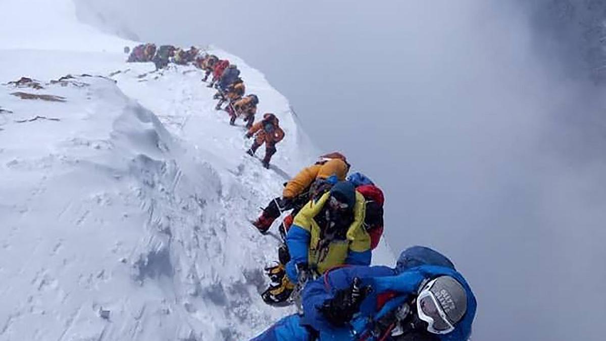 Imagen de 2018 que revela la masificación que sufre el Everest