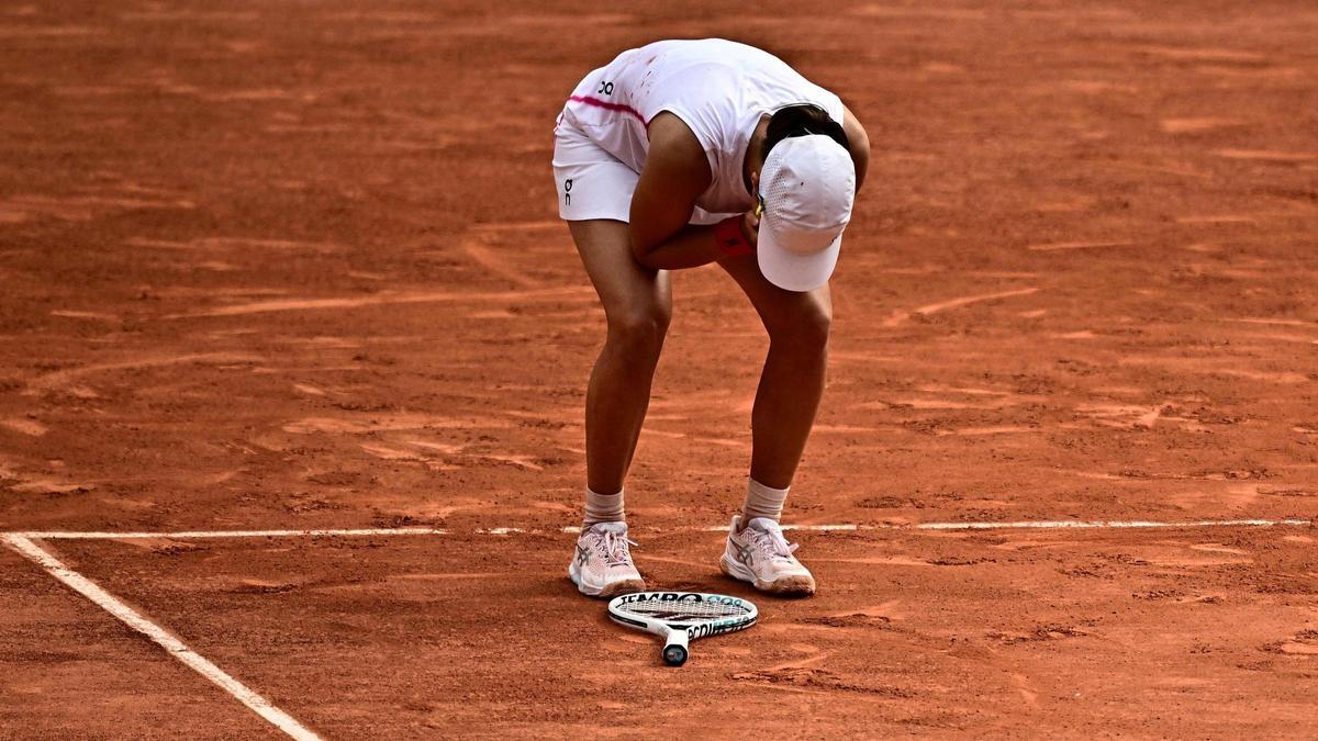 Iga Swiatek reacciona emocionada tras el último punto de la final de Roland Garros. Iga Swiatek reacciona emocionada tras el último punto de la final de Roland Garros.