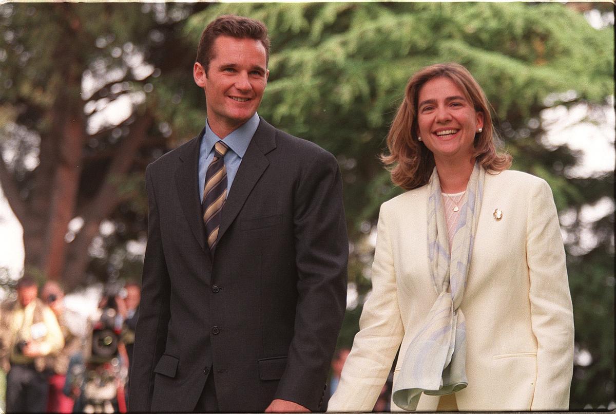 Pedida de mano de la infanta Cristina e Iñaki Urdangarin en el palacio de la Zarzuela, en mayo de 1997.