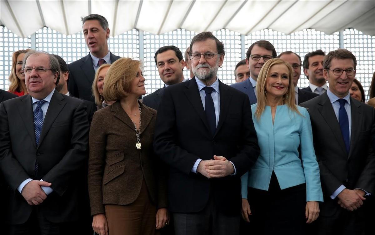 El presidente del Gobierno y del PP, Mariano Rajoy, con sus barones autonómicos y cargos de gobierno y partido antes de almorzar en la sede central de los populares El presidente del Gobierno y del PP, Mariano Rajoy, con sus barones autonómicos y cargos de gobierno y partido antes de almorzar en la sede central de los populares