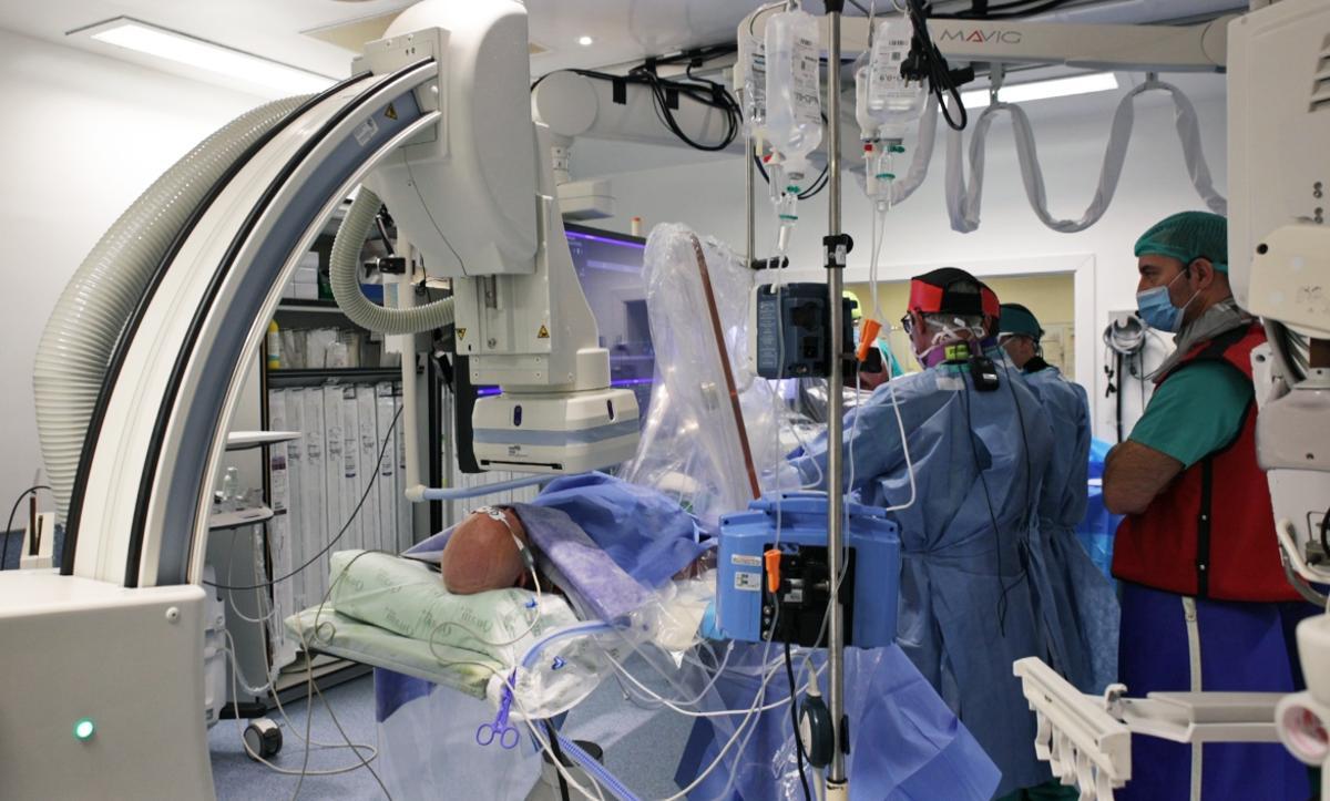 El servicio de Cardiología del Hospital de Bellvitge ha realizado una intervención pionera en el mundo a un paciente con insuficiencia de la válvula tricúspide que lleva un corazón trasplantado desde hace 21 años.