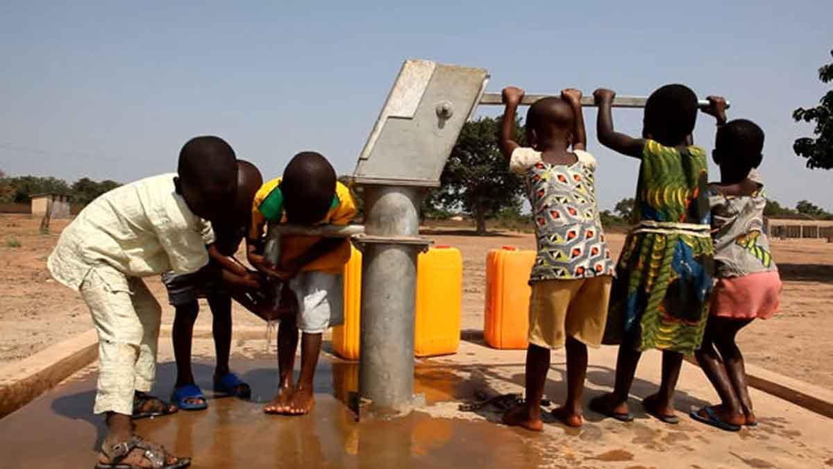 El documental ilustra el primer proyecto social desarrollado por AUARA junto a Manos Unidas y consistió en la instalación de un pozo de agua potable en la región de Tamarou.
