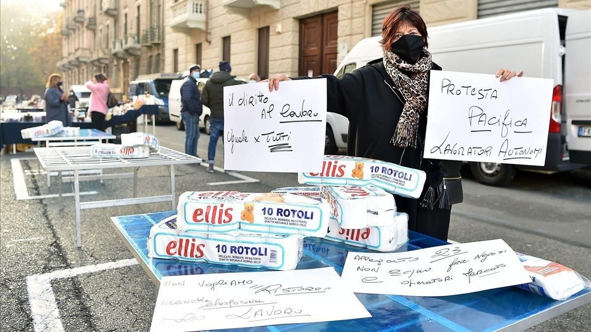 Vendores de ropa de un mercadillo protestan contra las medidas de confinamiento mostrando papel de vater en Turín. Vendores de ropa de un mercadillo protestan contra las medidas de confinamiento mostrando papel de vater en Turín.