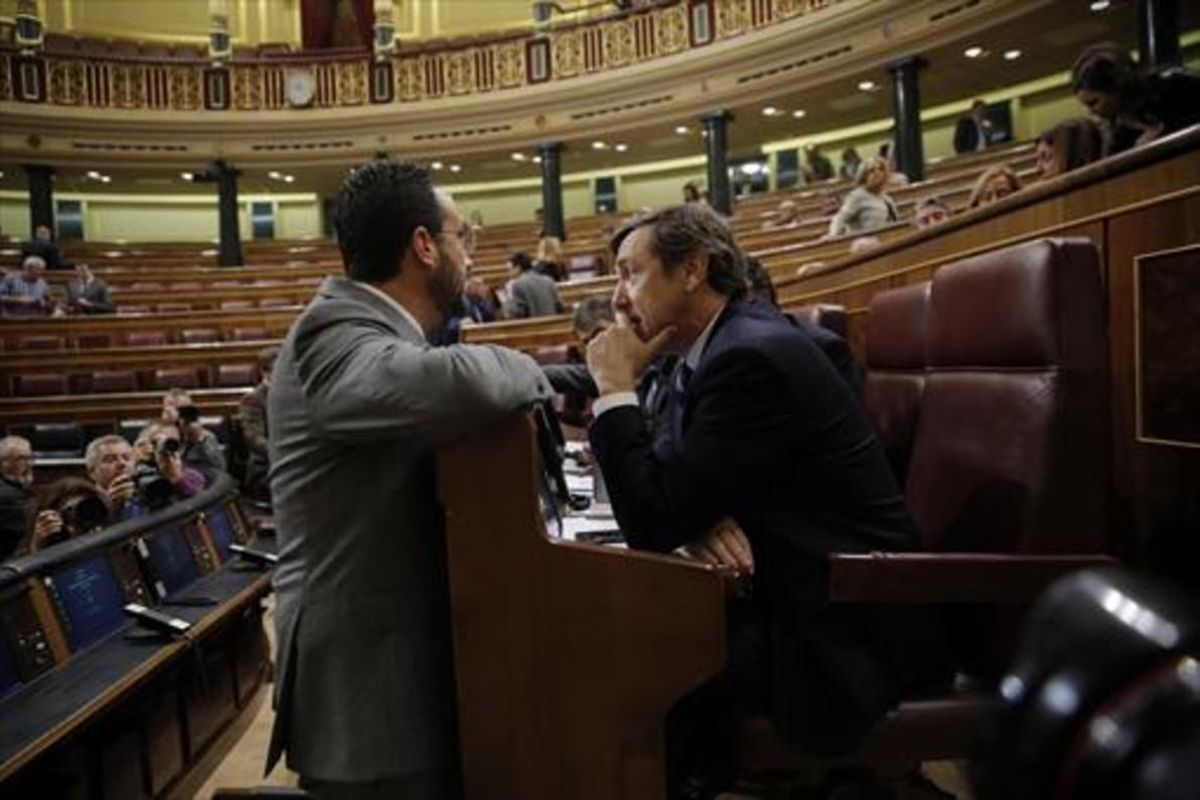 El socialista Antonio Hernando (izquierda) y el popular Rafael Hernando conversan en el hemiciclo del Congreso. El socialista Antonio Hernando (izquierda) y el popular Rafael Hernando conversan en el hemiciclo del Congreso.