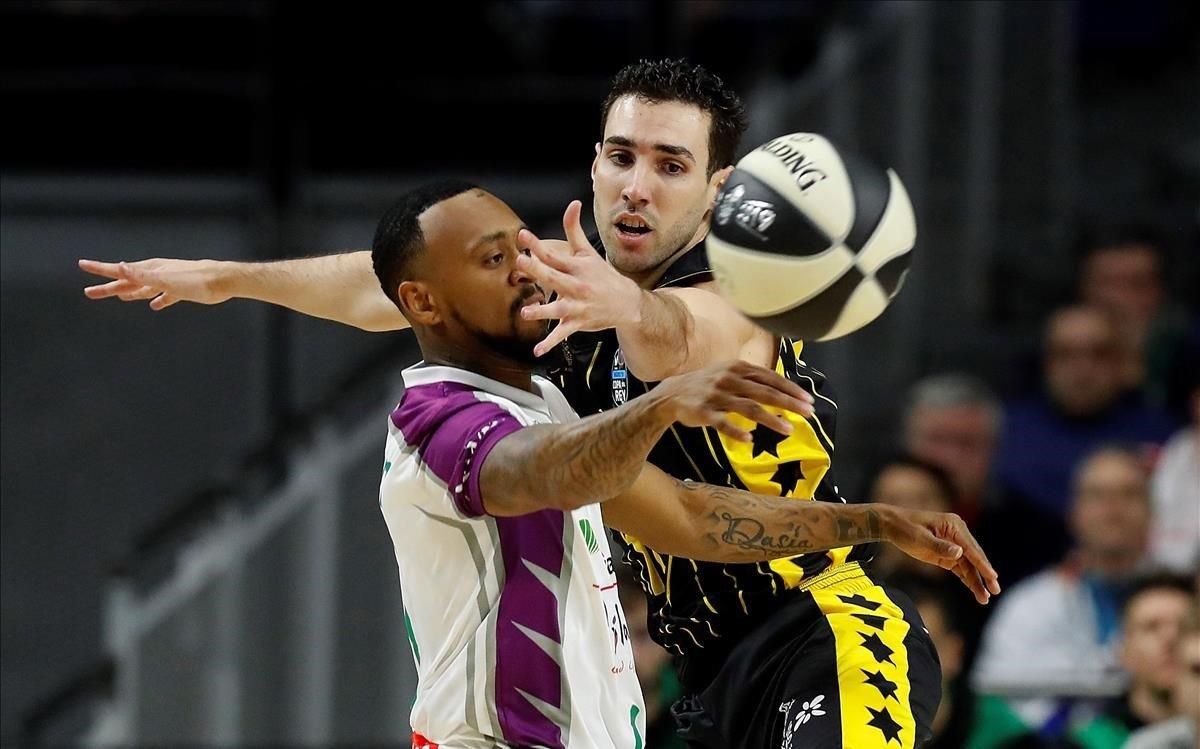 El base de Unicaja Ryan Boatright lucha con Ferran Bassas en una accion del partido El base de Unicaja Ryan Boatright lucha con Ferran Bassas en una accion del partido