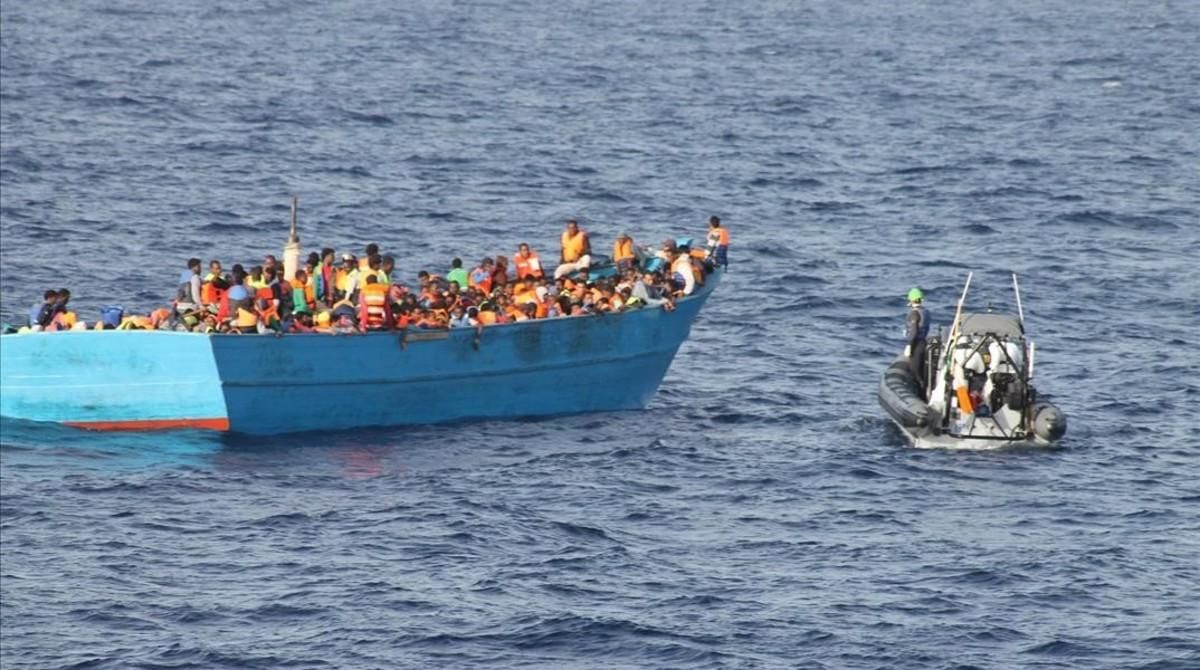 Una lancha irlandesa al rescate de una barca repleta de migrantes, a 36 millas al nordeste de Trípoli (Libia), el 21 de octubre. Una lancha irlandesa al rescate de una barca repleta de migrantes, a 36 millas al nordeste de Trípoli (Libia), el 21 de octubre.