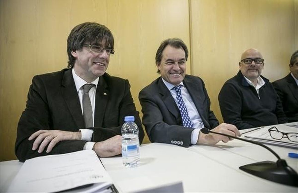 Reunión del consejo ejecutivo de CDC. En la foto, el ’president’ Carles Puigdemont con Artur Mas. Reunión del consejo ejecutivo de CDC. En la foto, el ’president’ Carles Puigdemont con Artur Mas.