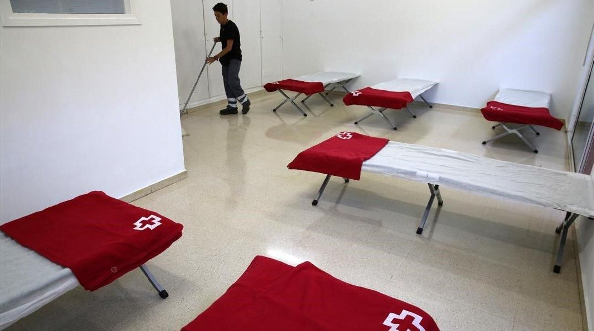 Pensado para situaciones de emergencia, Govern y Cruz Roja han instalado tumbonas para el descanso de los niños en su primera estancia. Pensado para situaciones de emergencia, Govern y Cruz Roja han instalado tumbonas para el descanso de los niños en su primera estancia.