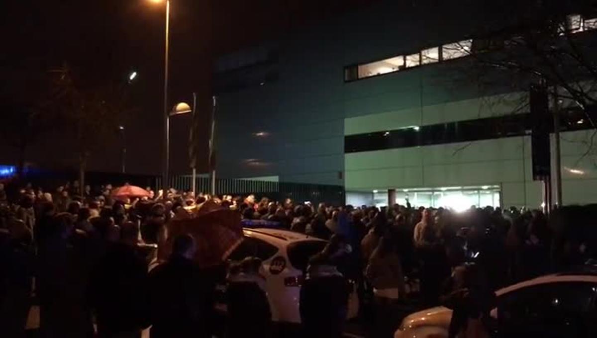 Manifestación de unos 300 agentes de los Mossos d’Esquadra delante de la comisaría de Rubí. 