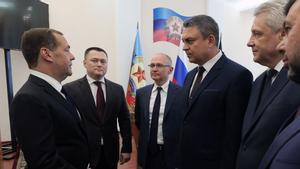El exprimer ministro ruso, Dmitri Medvédev, durante una visita a la autoproclamada republica popular de Luhansk. 