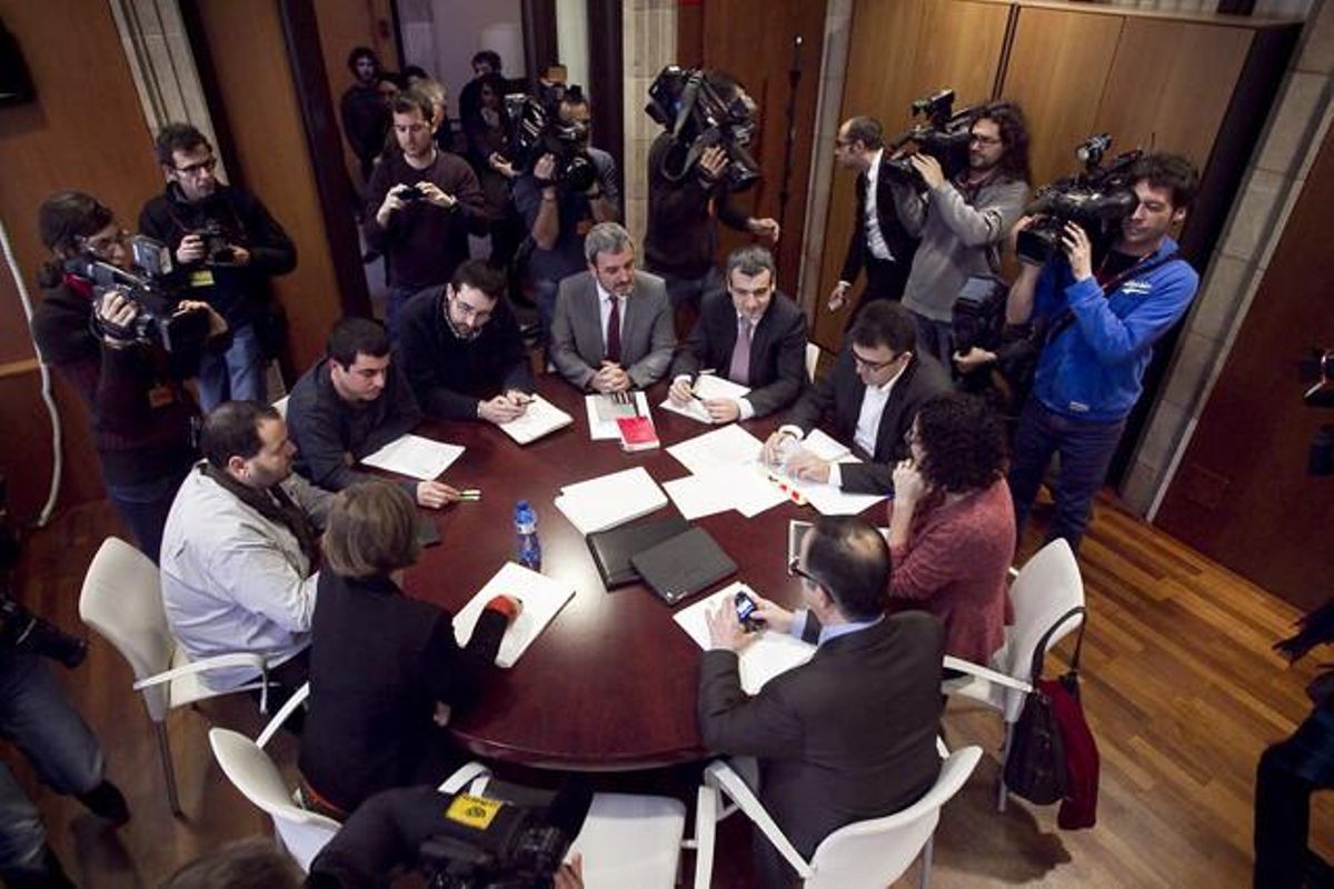 Reunión de los representantes de CiU, ERC, PSC, ICV-EUiA y la CUP en el Parlament, el pasado 18 de enero. Reunión de los representantes de CiU, ERC, PSC, ICV-EUiA y la CUP en el Parlament, el pasado 18 de enero.
