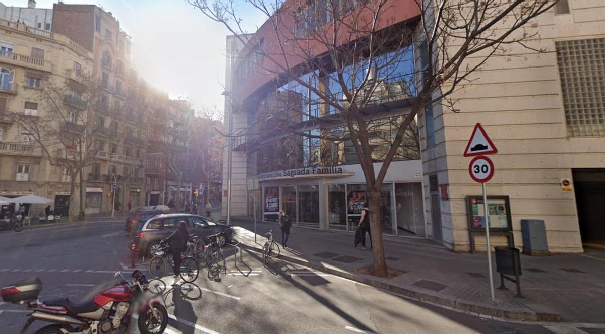 Troben mort un home sense sostre davant un poliesportiu de Barcelona