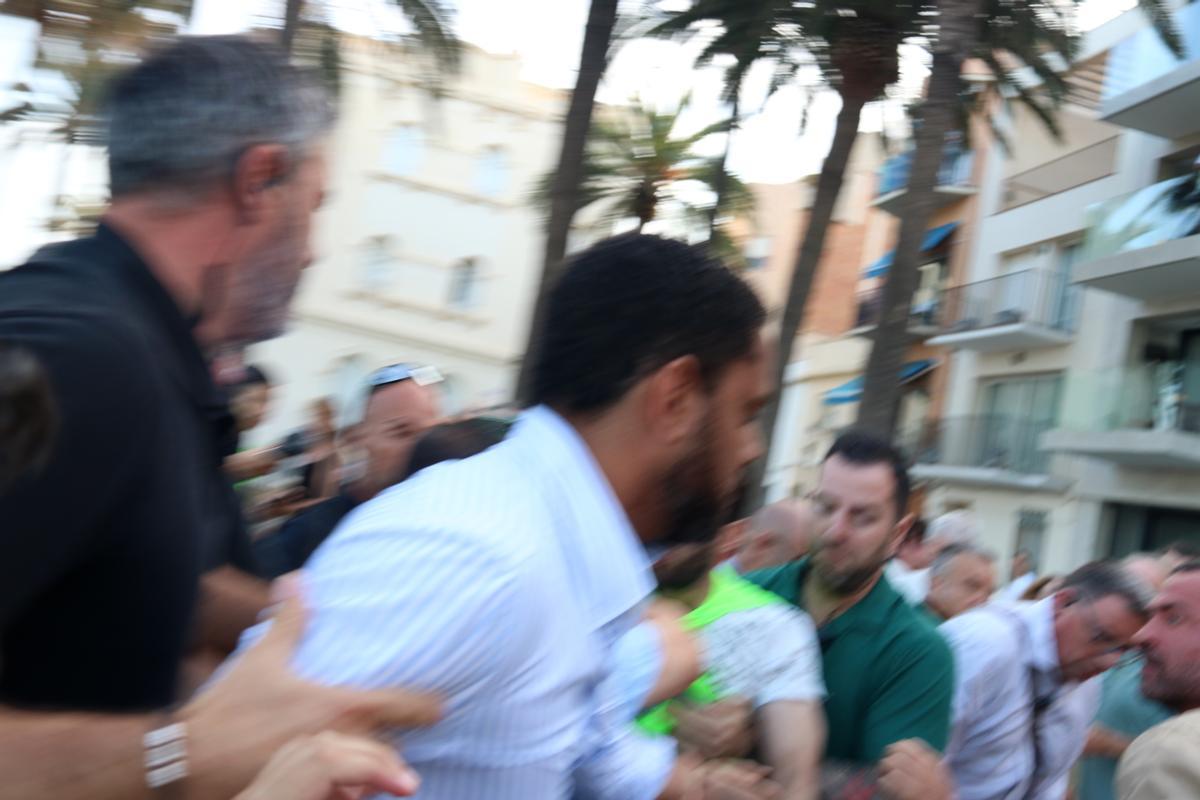 Protesta contra Vox en Badalona y las imágenes de la tensión a partir del momento en el que su líder, el diputado del Parlament Ignacio Garriga, se ha encarado con los manifestantes.