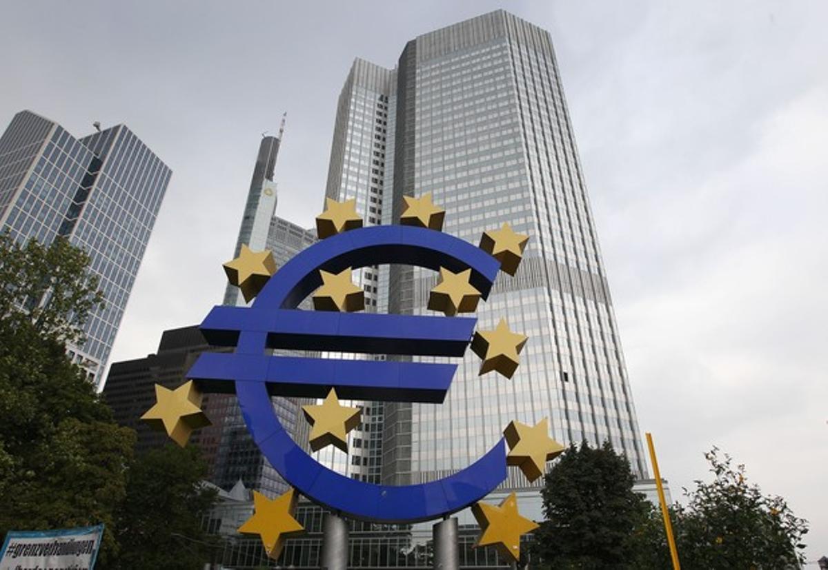 El logotipo del euro ante la sede del BCE en Fráncfort