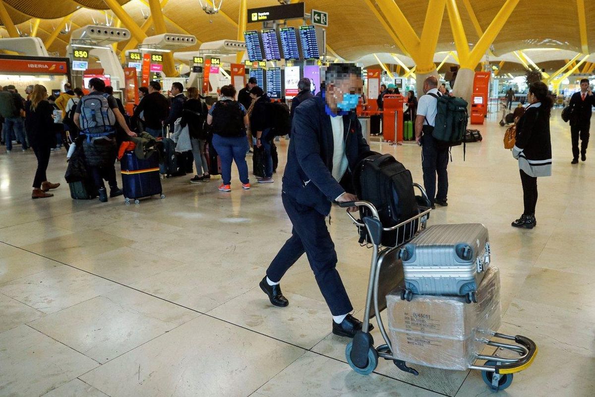 GRAF5811. MADRID, 12/03/2020.- Viajeros protegidos con mascarillas este jueves en el aeropuerto Madrid-Barajas Adolfo Suárez. La declaración del coronavirus como pandemia por parte de la OMS llevó este miércoles a extremar las medidas en América, donde EE.UU. suspendió por 30 días los viajes desde Europa. EFE/Emilio Naranjo GRAF5811. MADRID, 12/03/2020.- Viajeros protegidos con mascarillas este jueves en el aeropuerto Madrid-Barajas Adolfo Suárez. La declaración del coronavirus como pandemia por parte de la OMS llevó este miércoles a extremar las medidas en América, donde EE.UU. suspendió por 30 días los viajes desde Europa. EFE/Emilio Naranjo