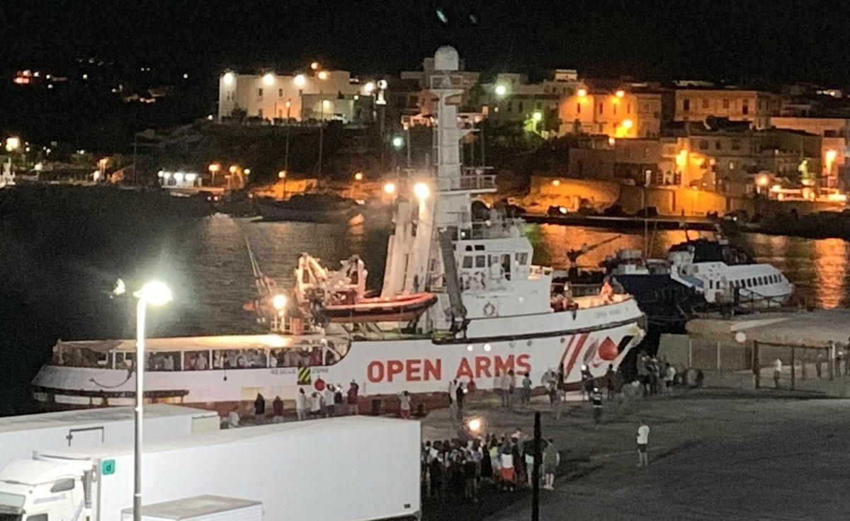 Lampedusa (Italy), 20/08/2019.- The Spanish humanitarian ship ’Open Arms’, with migrants on board, arrives in Lampedusa island, southern Italy, 20 August 2019. An Italian public prosecutor has ordered the confiscation of the migrant ship Open Arms, carrying some 140 migrants, and the evacuation of migrants on board to the island of Lampedusa on 20 August 2019 after inspecting the boat, according media reports. (Abierto, Italia, Estados Unidos) EFE/EPA/ELIO DESIDERIO BEST QUALITY AVAILABLE Lampedusa (Italy), 20/08/2019.- The Spanish humanitarian ship ’Open Arms’, with migrants on board, arrives in Lampedusa island, southern Italy, 20 August 2019. An Italian public prosecutor has ordered the confiscation of the migrant ship Open Arms, carrying some 140 migrants, and the evacuation of migrants on board to the island of Lampedusa on 20 August 2019 after inspecting the boat, according media reports. (Abierto, Italia, Estados Unidos) EFE/EPA/ELIO DESIDERIO BEST QUALITY AVAILABLE