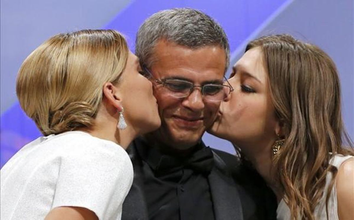 Las actrices Lea Seydoux y Adele Exarchopoulos, besando al director Abdellatif Kechiche en Cannes al recoger la Palma de Oro por ’El azul es un color cálido’. Las actrices Lea Seydoux y Adele Exarchopoulos, besando al director Abdellatif Kechiche en Cannes al recoger la Palma de Oro por ’El azul es un color cálido’.