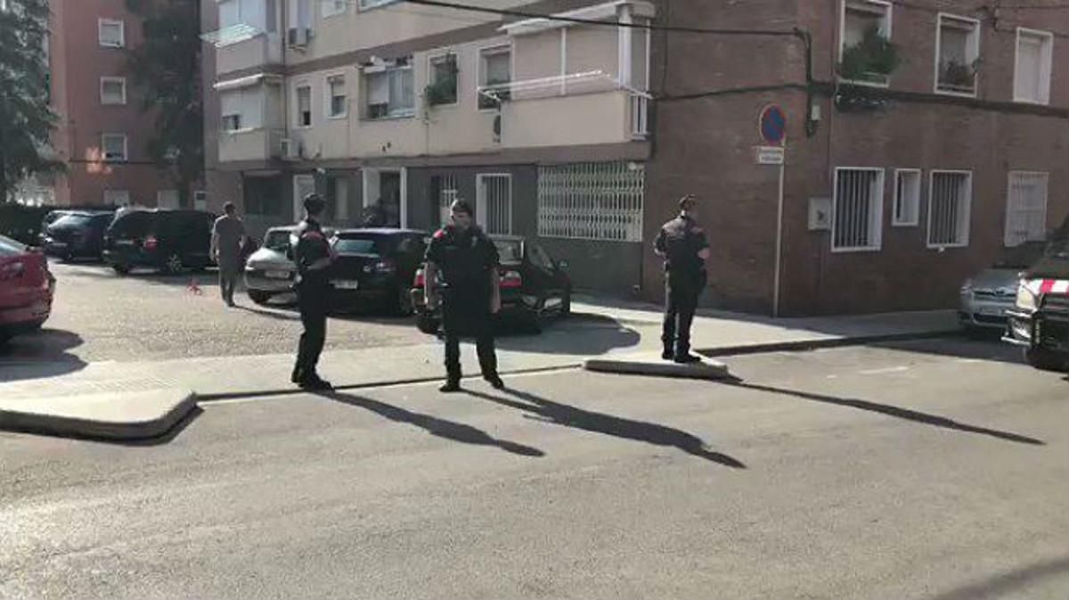 Agentes de los Mossos, ante la vivienda del sospechoso, en Cornellà. Agentes de los Mossos, ante la vivienda del sospechoso, en Cornellà.
