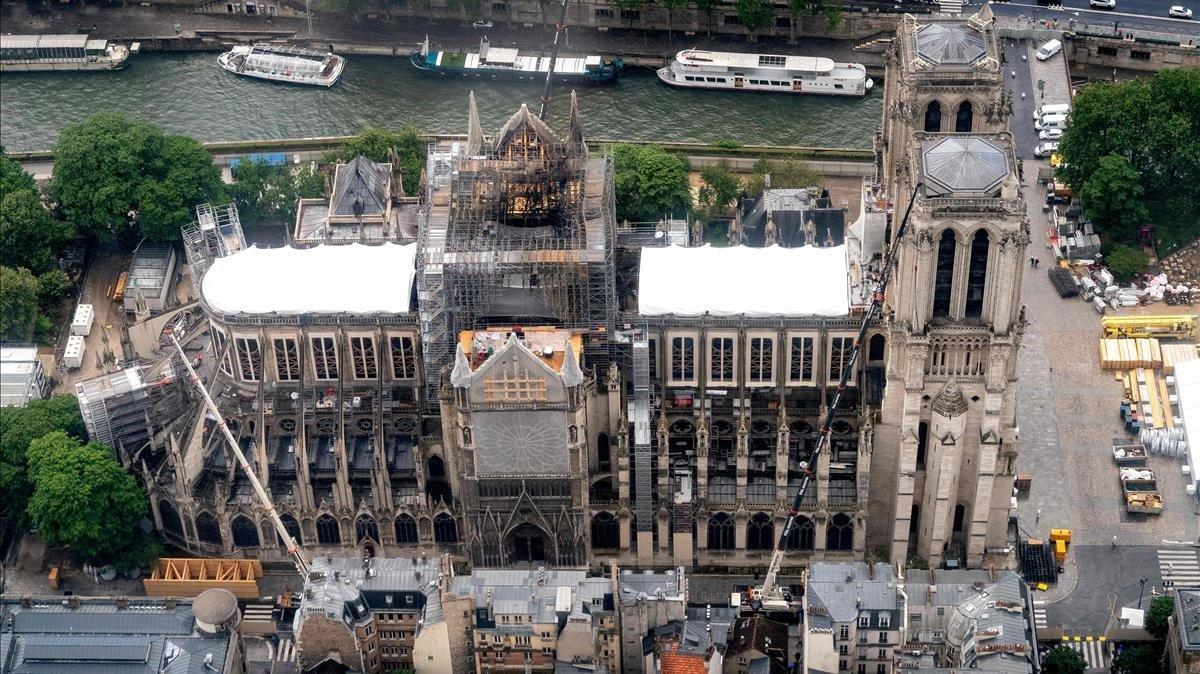 Catedral de Notre Dame siendo reparada tras el incendio