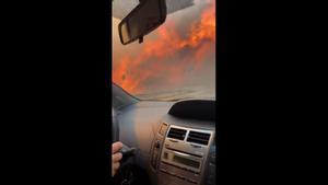 Las llamas acorralan a una conductora en Sicilia