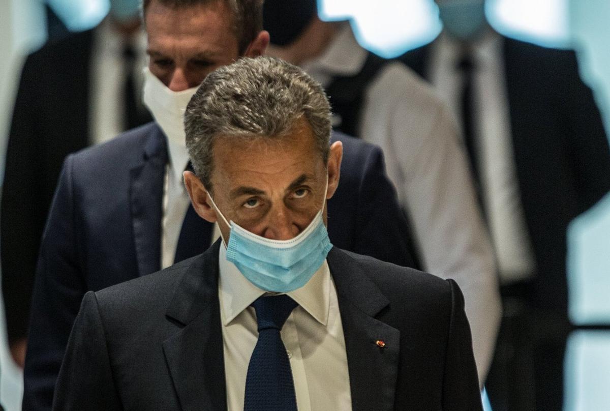 Nicolas Sarkozy entra en el tribunal para conocer la sentencia.