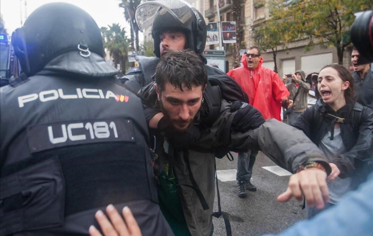 Actuación de la Guardia Civil en el instituto Ramon Llull de Barcelona el 1-O. Actuación de la Guardia Civil en el instituto Ramon Llull de Barcelona el 1-O.