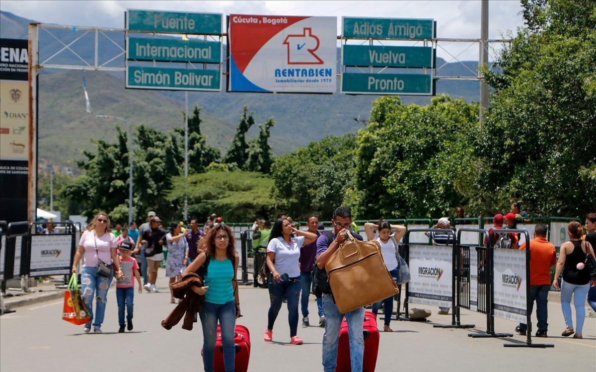 Venezolanos cruzan la frontera con Colombia, en Cucuta.