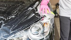 La DGT te puede multar si te pilla lavando el coche en estos sitios