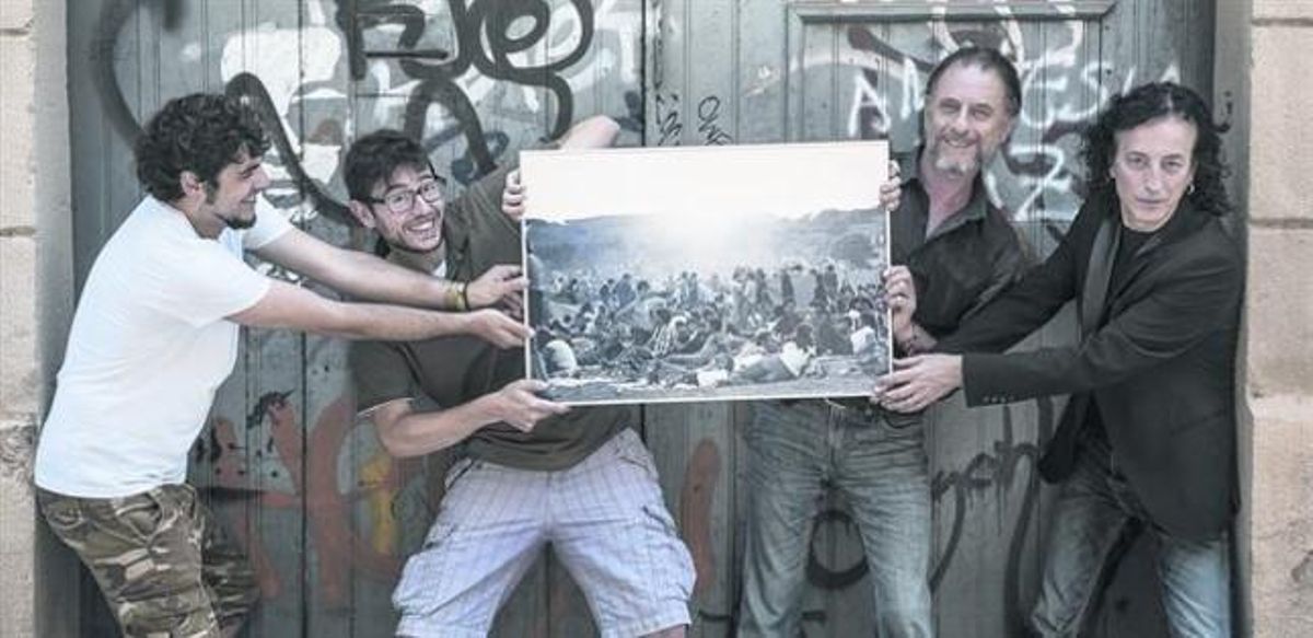 De izquierda a derecha, Alguer Miquel y Marcel Làzara (Txarango), y Carles Vidal y Joan Fortuny (Elèctrica Dharma), con una foto de Canet 78 de Carlos Bosch. De izquierda a derecha, Alguer Miquel y Marcel Làzara (Txarango), y Carles Vidal y Joan Fortuny (Elèctrica Dharma), con una foto de Canet 78 de Carlos Bosch.