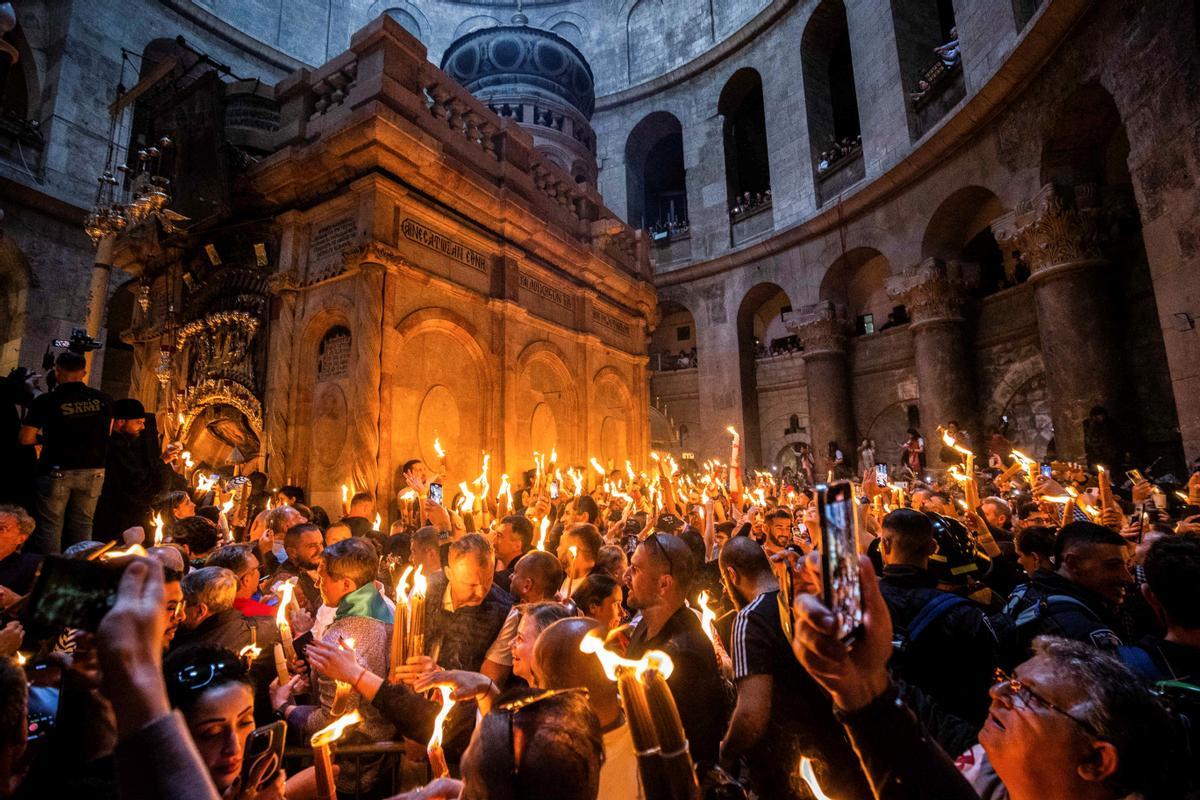 Cristianos ortodoxos celebran “Fuego Sagrado” en Jerusalén.