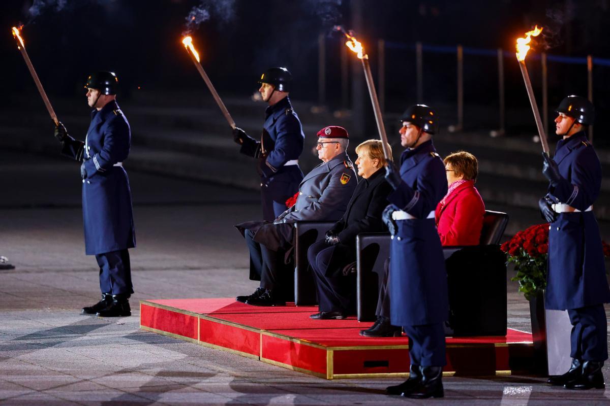 La cancillera Angela Merkel en el acto de homenaje que le ha ofrecido el ejército alemán.