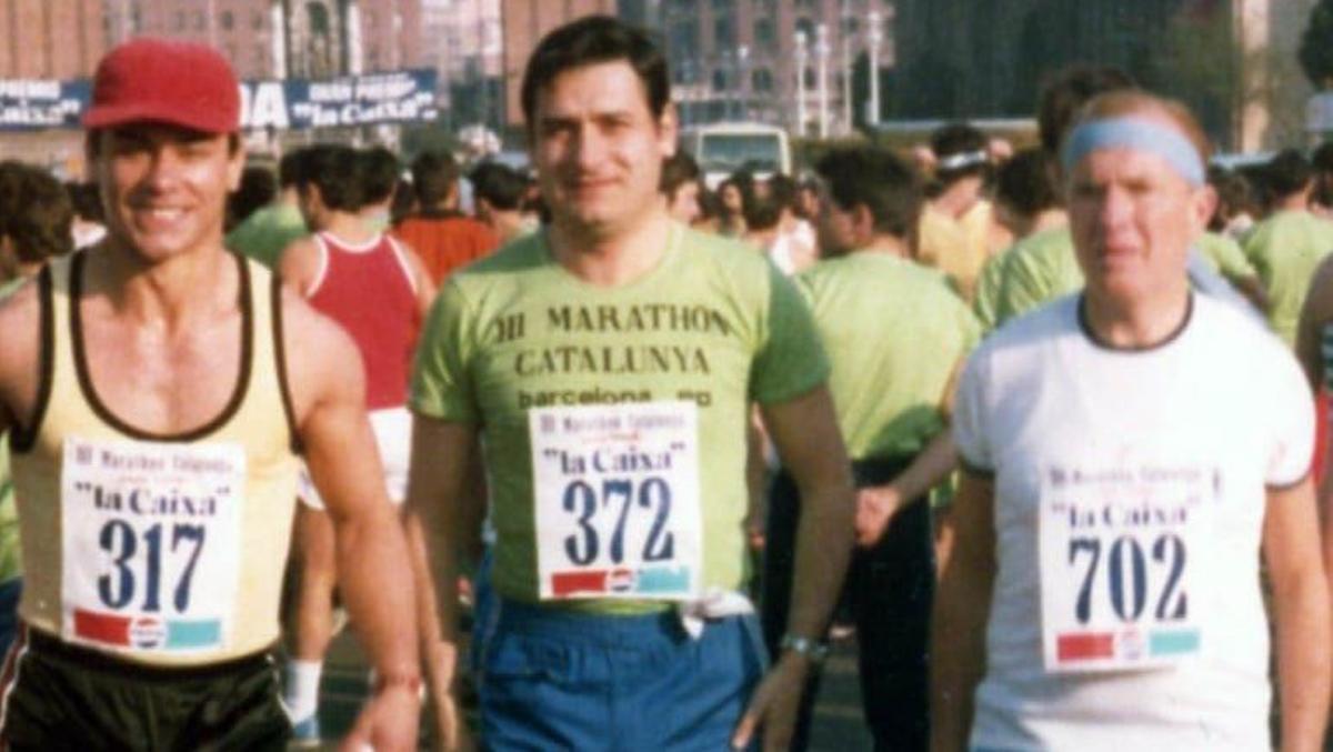 Josep Maria Chéliz (centro), junto a su compañero Toni Olivella (derecha) y otro participante en la primera edición del maratón disputado en la capital catalana.