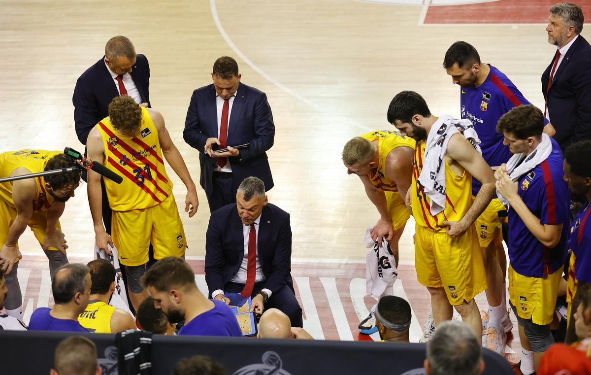 Jasikevicius da instrucciones a los jugadores del Barça en un reciente encuentro 