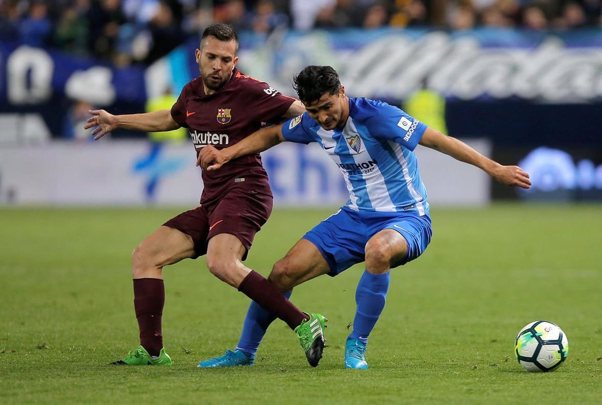 Jordi Alba pugna con Gonzalo Castro, en La Rosaleda. Jordi Alba pugna con Gonzalo Castro, en La Rosaleda.
