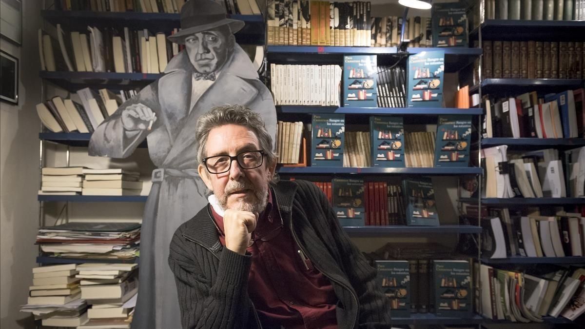 Paco Camarasa, en su antigua libreria Negra y Criminal. Paco Camarasa, en su antigua libreria Negra y Criminal.