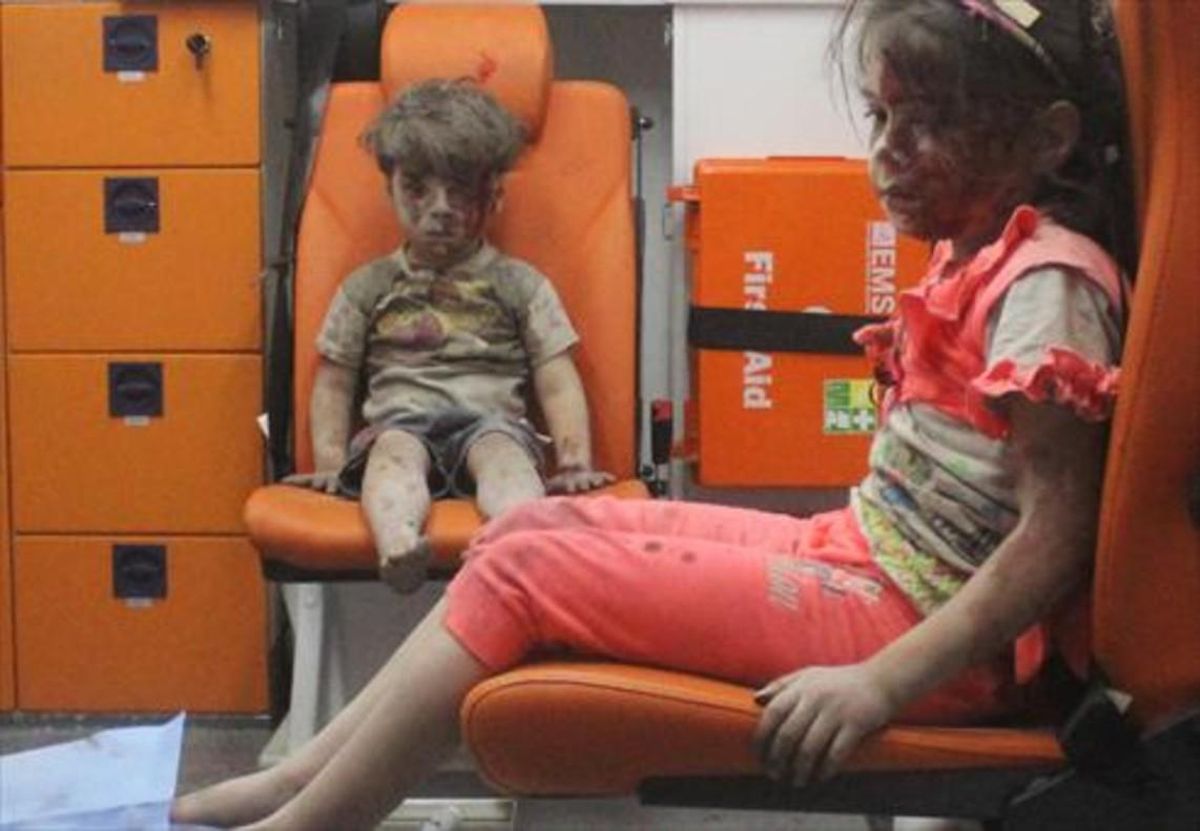 El pequeño Omran, de 5 años, junto a su hermana, tras ser rescatados de un edificio bombardeado el miércoles en Alepo. El pequeño Omran, de 5 años, junto a su hermana, tras ser rescatados de un edificio bombardeado el miércoles en Alepo.