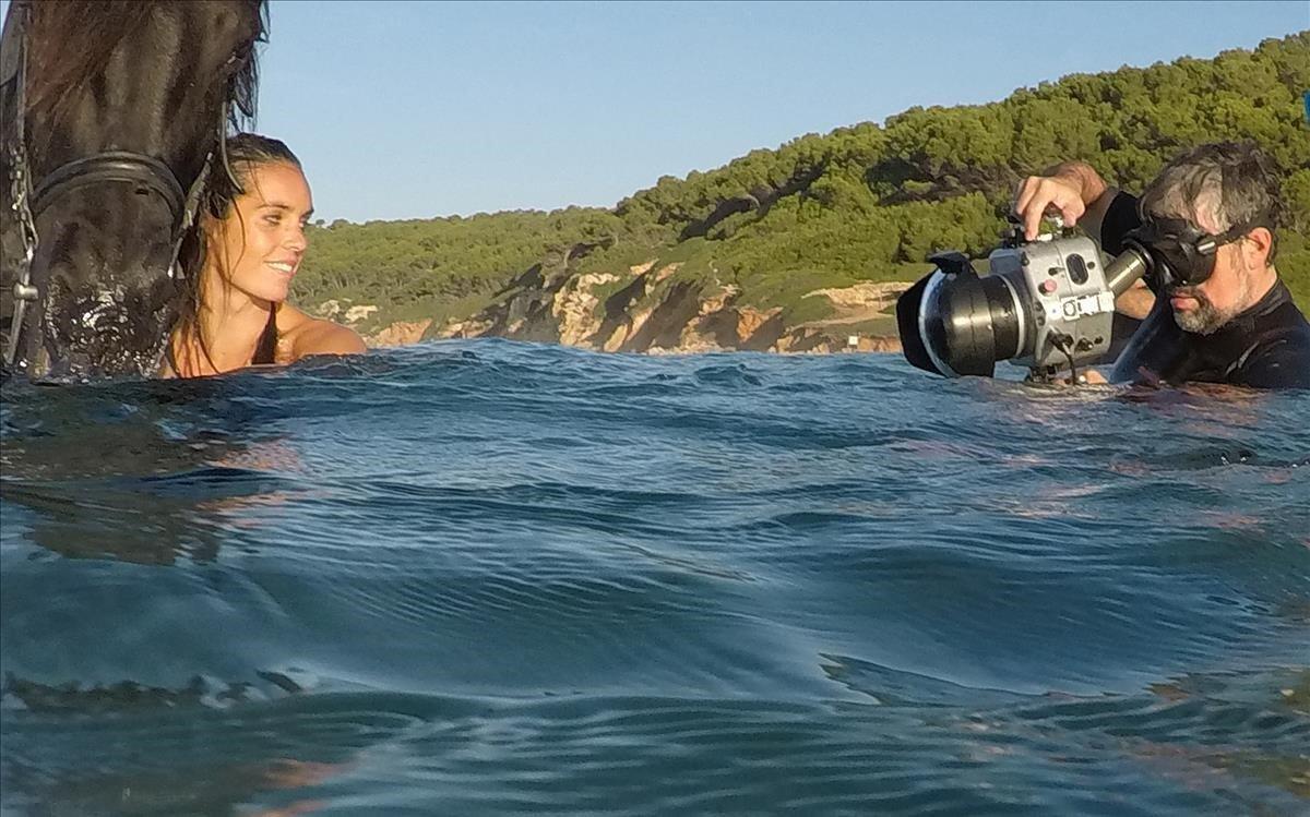 Ona Carbonell, fotografiada con un caballo en aguas de Menorca por Miguel Moll y Bernard Tartinville.