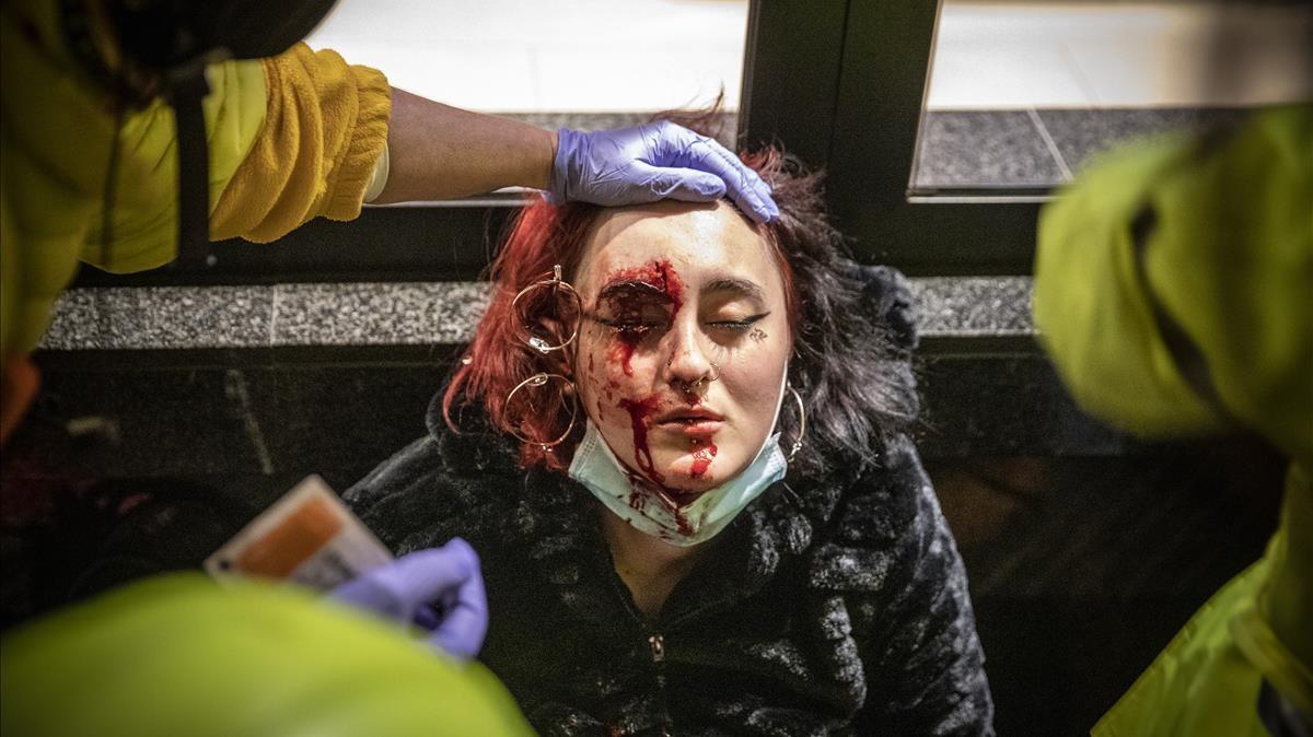 La joven herida en un ojo en los altercados de Via Augusta. 