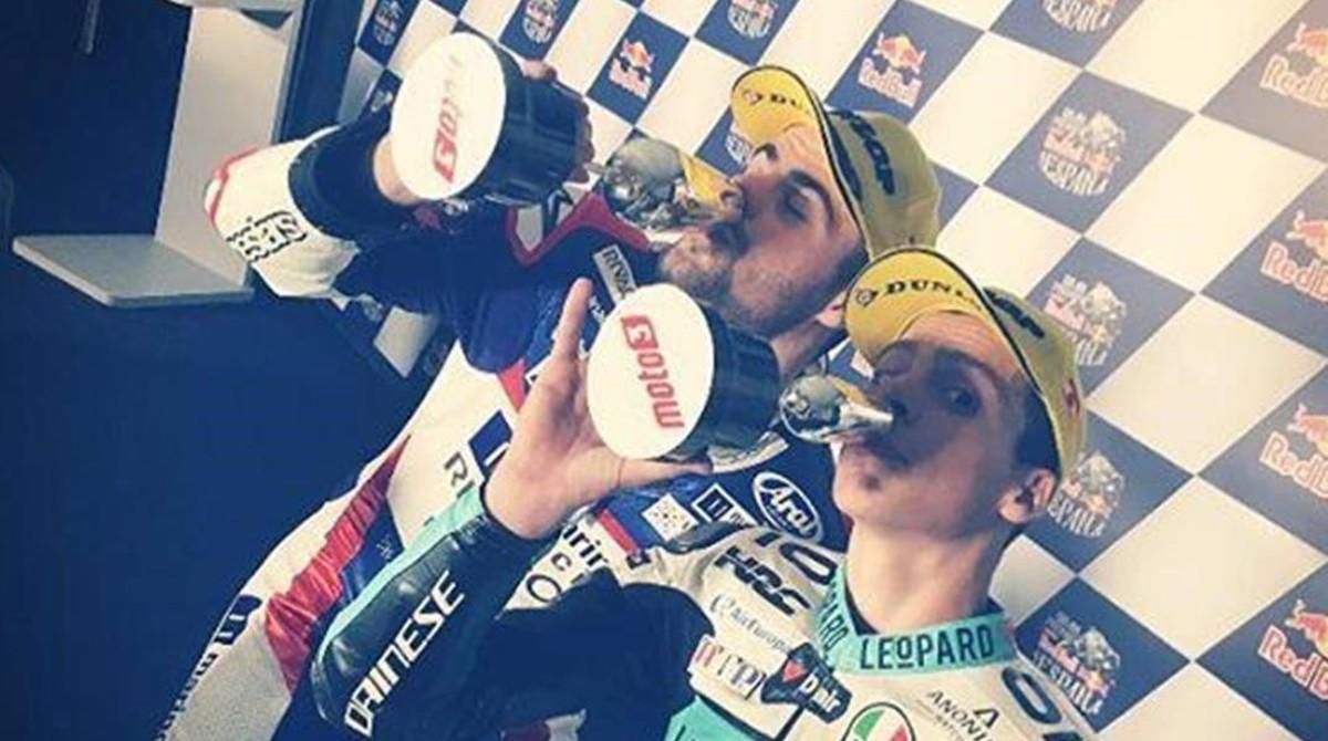 Romano Fenati y Joan Mir brindan en la sala de prensa del circuito de Jerez, en el 2017. Romano Fenati y Joan Mir brindan en la sala de prensa del circuito de Jerez, en el 2017.