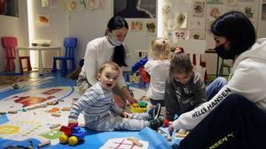 Olesia Vinnik  juega con su hijo, Oskar, de dos años, junto a su amiga Pavlichenkova Alina y su hija Maria, de 8 años.