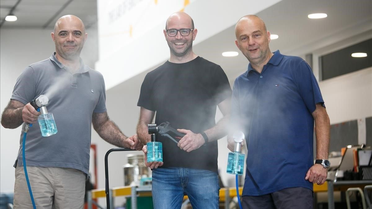Francesc y Ferran Sentias y Dani Ubinyana, socios de OHFX, fabricante de pulverizadores de gel hidroalcohólico. Francesc y Ferran Sentias y Dani Ubinyana, socios de OHFX, fabricante de pulverizadores de gel hidroalcohólico.