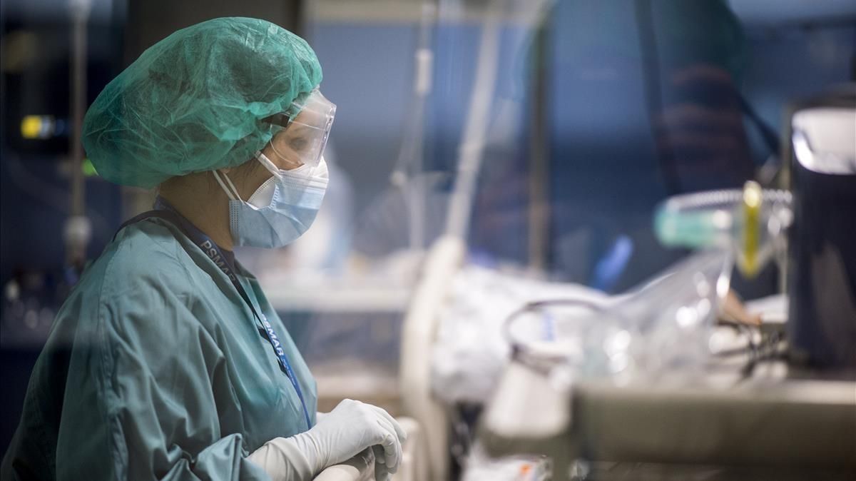 Una sanitaria en la ’uci covid’ del Hospital del Mar, el 8 de enero. Una sanitaria en la ’uci covid’ del Hospital del Mar, el 8 de enero.