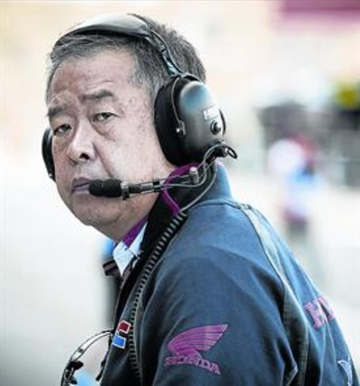 Shuhei Nakamoto sigue los ensayos de ayer en Cheste desde el muro de Honda.